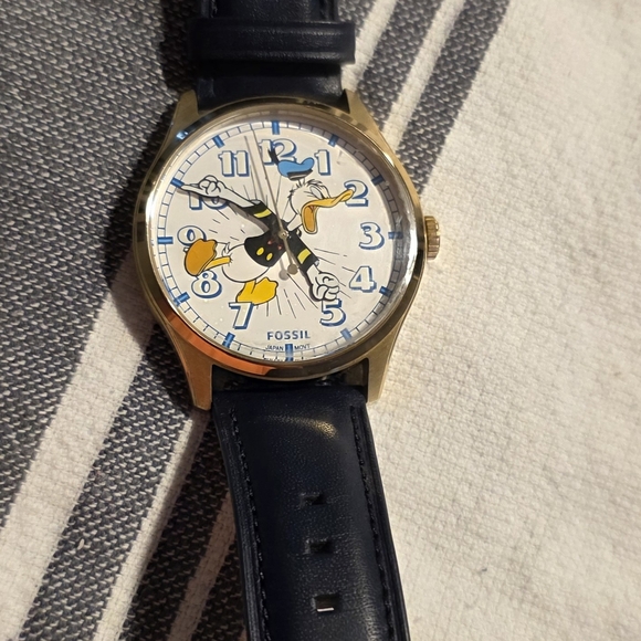 Fossil Donald Duck Watch with Gold and Blue Accents - Picture 5 of 6
